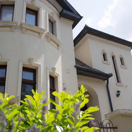 Kuria With Free Parking